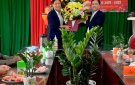UBND xã Đông Hoàng tặng hoa chúc mừng các nhà trường trên địa bàn xã, nhân Ngày Nhà giáo Việt Nam 20 -11